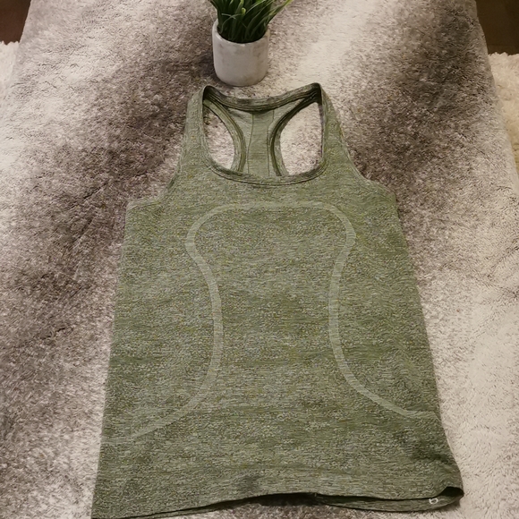 lululemon athletica Tops - Lululemon racer back green size 6 tank!